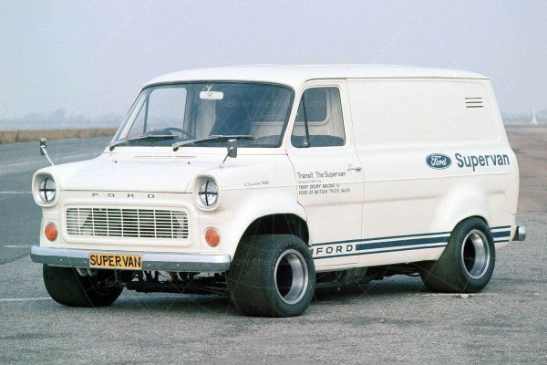 Когато Transit Supervan прави публичния си дебют в Thruxton през април 1971 г., дори самият Ford не очаква лудостта (в добрия смисъл), която тази конструкция ще предизвика всички! Каросерия е на стандартен Transit Mk1. Но дълбоко в себе си той крие голяма тайна. Най-продаваният ван на Ford използва много механични части от Ford GT40 и, разбира се, неговия 5,0- литров V8 двигател ! В допълнение подсилена рамка, състезателни гуми и очакване, по-широки следи.

Така че с 435 конски сили , Supervan на Ford е просто... сензационен. Поне по отношение на производителността (7' секунди от 0-100 км/ч), защото аеродинамиката му не е това, което би подхождало на автомобил с тази мощност и спецификации. Оттогава Ford построи още три модела Supervan с течение на времето в следващите поколения Transit!